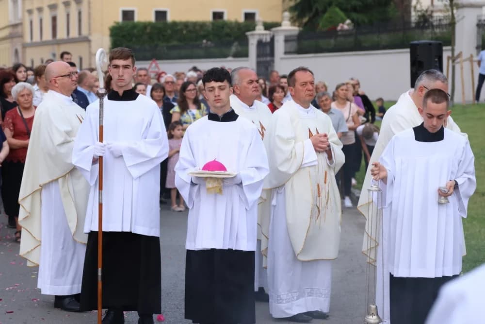 Tijelovska procesija ulicama grada Požege (FOTOGALERIJA)