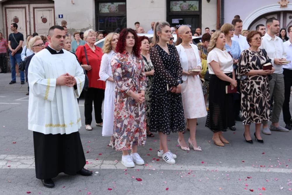 Tijelovska procesija ulicama grada Požege (FOTOGALERIJA)