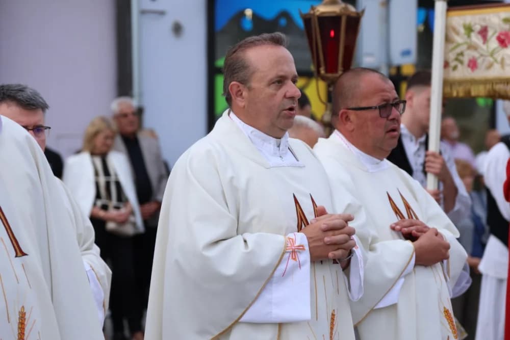 Tijelovska procesija ulicama grada Požege (FOTOGALERIJA)