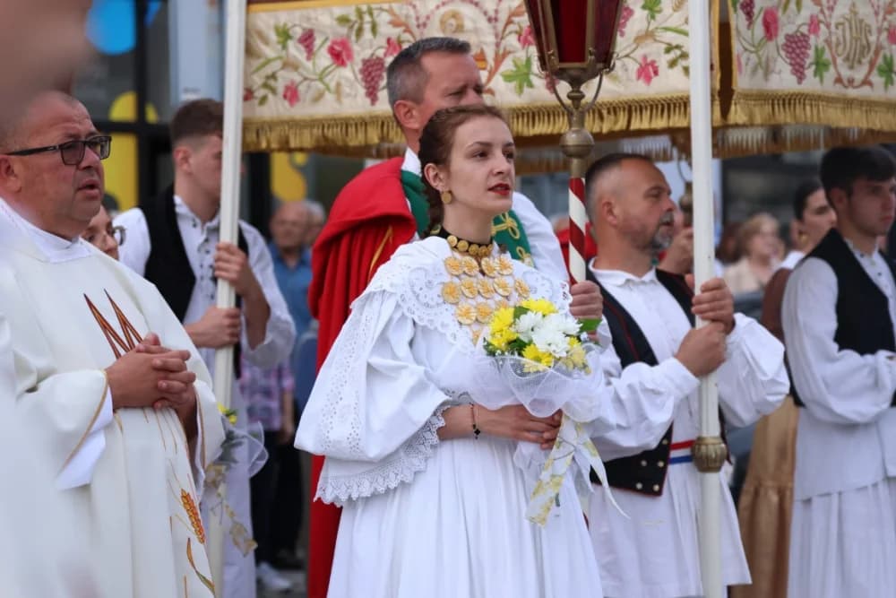 Tijelovska procesija ulicama grada Požege (FOTOGALERIJA)