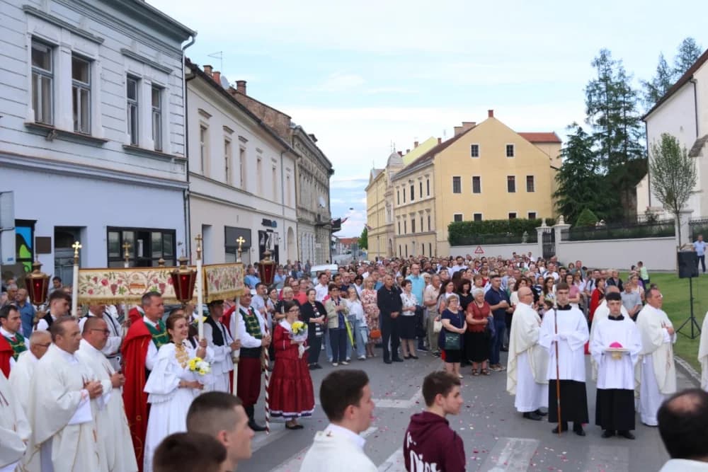 Tijelovska procesija ulicama grada Požege (FOTOGALERIJA)