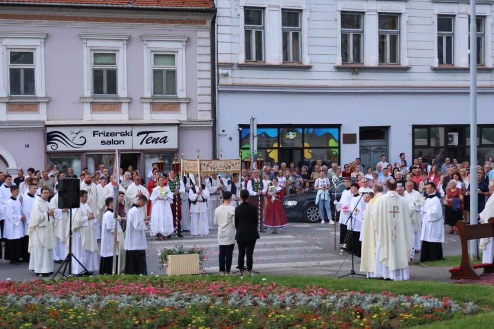 Tijelovska procesija ulicama grada Požege (FOTOGALERIJA)