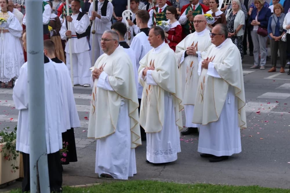 Tijelovska procesija ulicama grada Požege (FOTOGALERIJA)