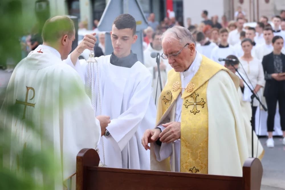 Tijelovska procesija ulicama grada Požege (FOTOGALERIJA)
