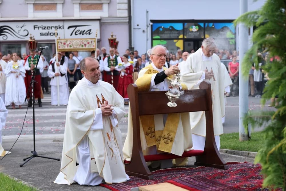Tijelovska procesija ulicama grada Požege (FOTOGALERIJA)