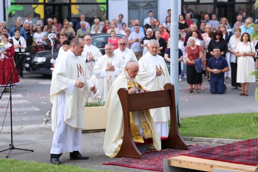 Tijelovska procesija ulicama grada Požege (FOTOGALERIJA)
