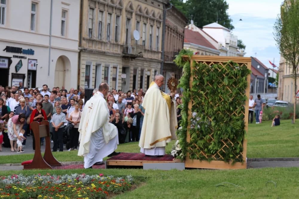 Tijelovska procesija ulicama grada Požege (FOTOGALERIJA)