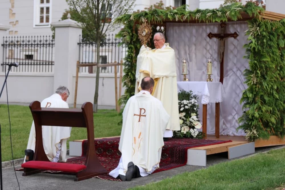 Tijelovska procesija ulicama grada Požege (FOTOGALERIJA)