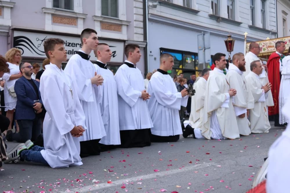 Tijelovska procesija ulicama grada Požege (FOTOGALERIJA)