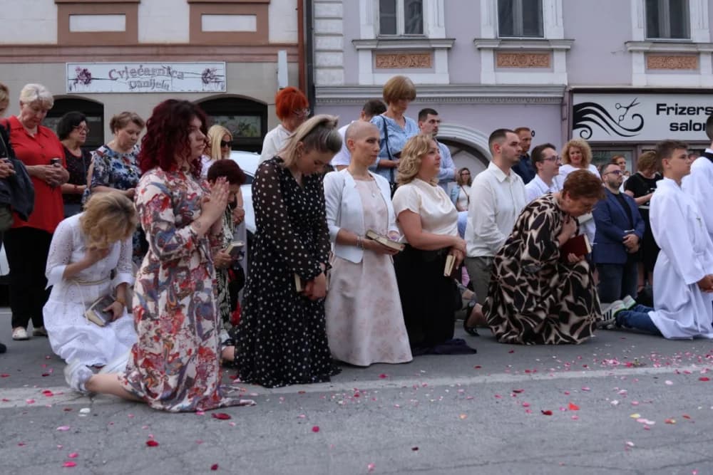 Tijelovska procesija ulicama grada Požege (FOTOGALERIJA)