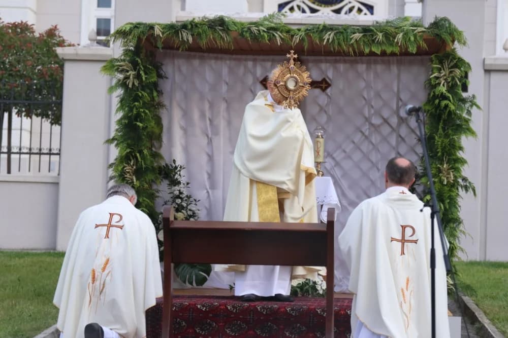 Tijelovska procesija ulicama grada Požege (FOTOGALERIJA)