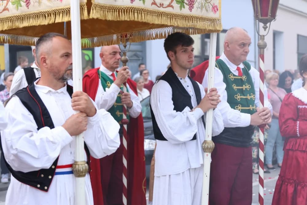 Tijelovska procesija ulicama grada Požege (FOTOGALERIJA)