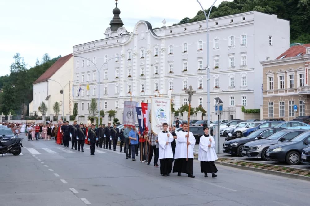 Tijelovska procesija ulicama grada Požege (FOTOGALERIJA)