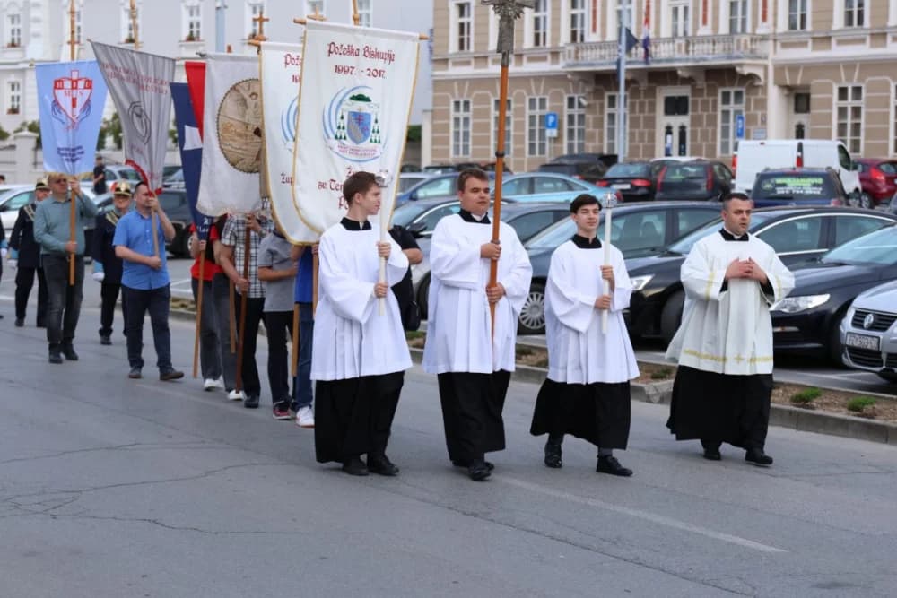Tijelovska procesija ulicama grada Požege (FOTOGALERIJA)