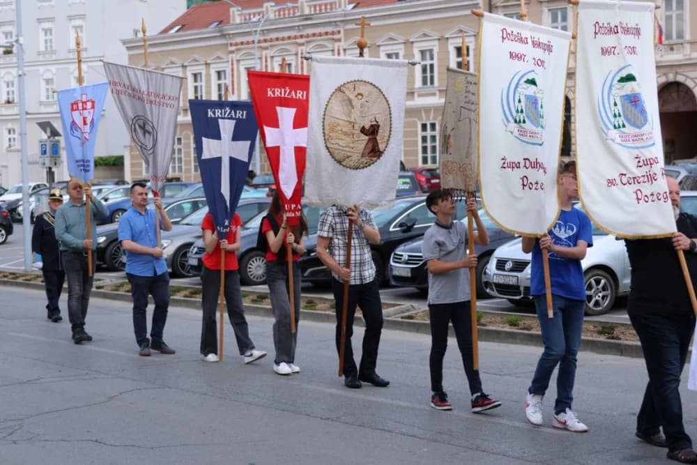 Tijelovska procesija ulicama grada Požege (FOTOGALERIJA)