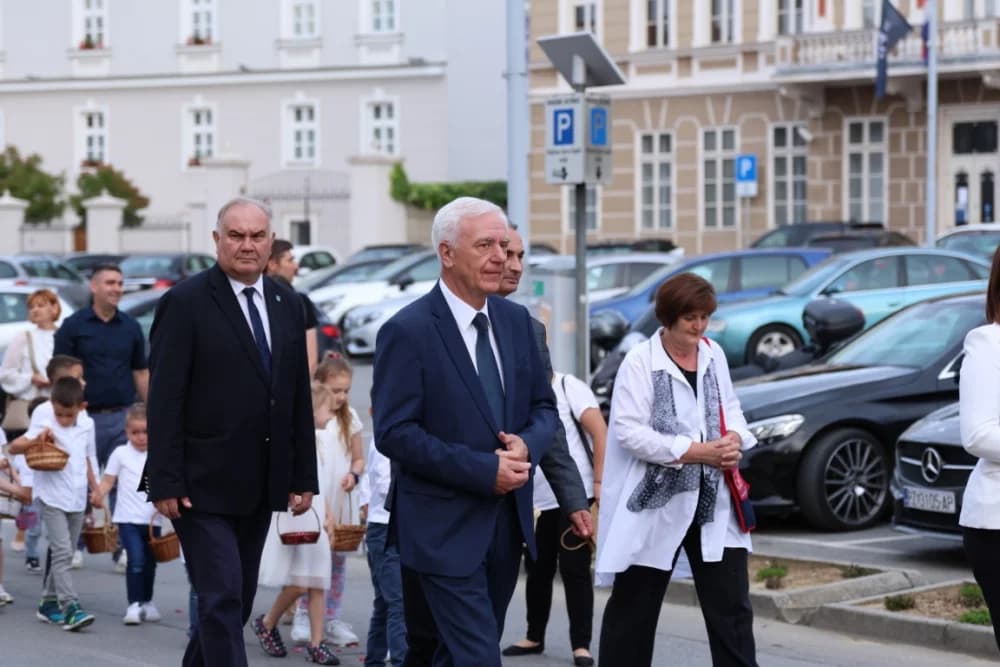 Tijelovska procesija ulicama grada Požege (FOTOGALERIJA)