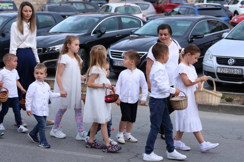 Tijelovska procesija ulicama grada Požege (FOTOGALERIJA)