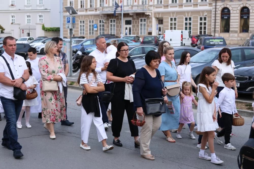 Tijelovska procesija ulicama grada Požege (FOTOGALERIJA)