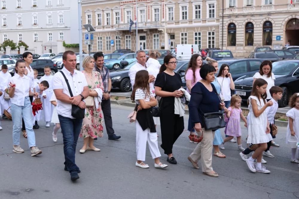 Tijelovska procesija ulicama grada Požege (FOTOGALERIJA)
