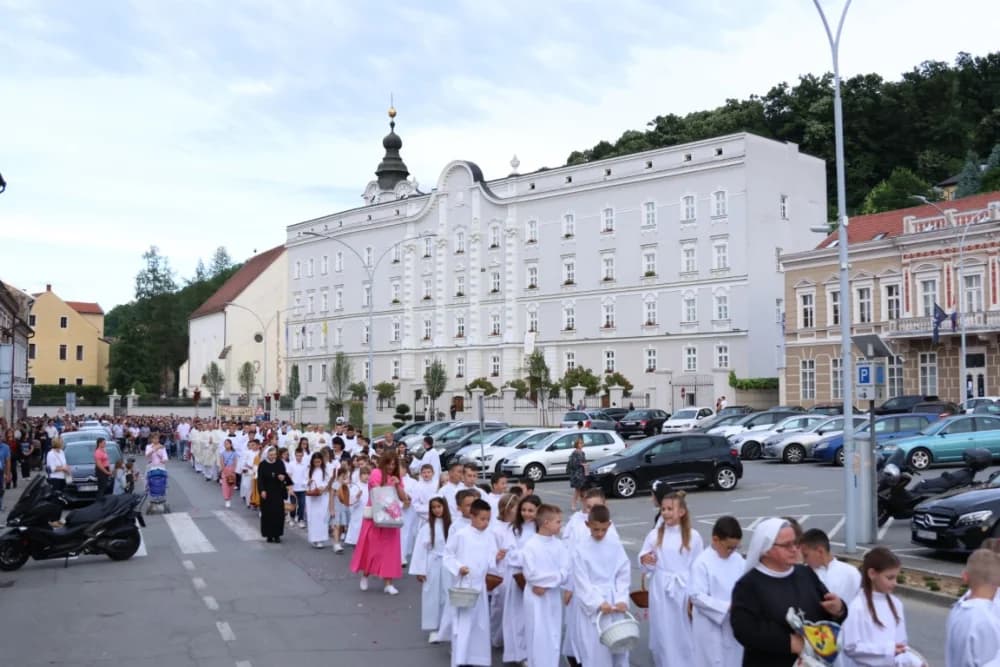Tijelovska procesija ulicama grada Požege (FOTOGALERIJA)