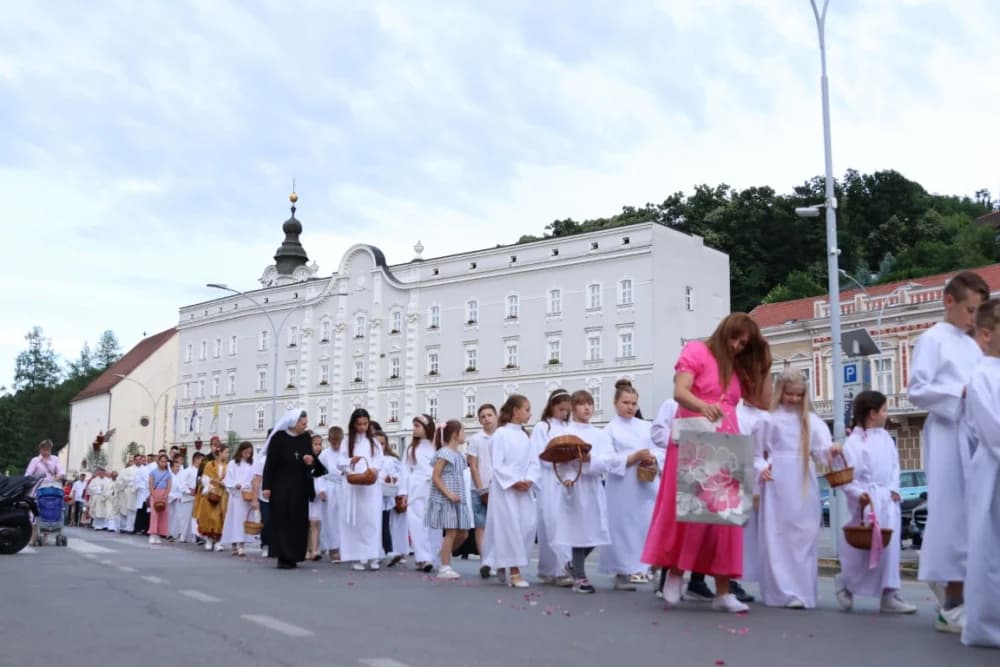 Tijelovska procesija ulicama grada Požege (FOTOGALERIJA)