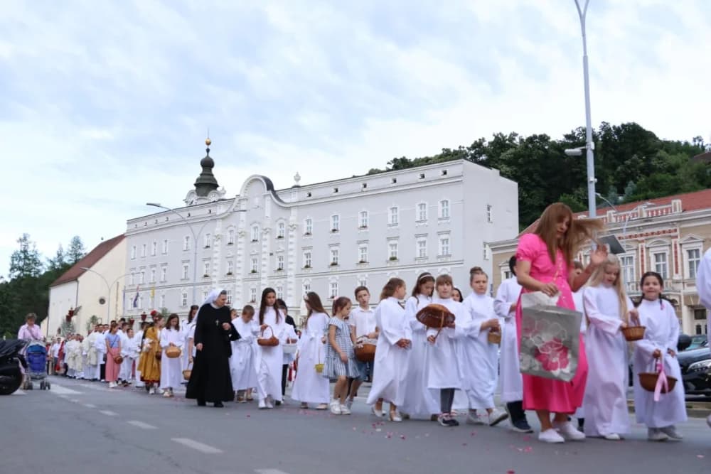 Tijelovska procesija ulicama grada Požege (FOTOGALERIJA)