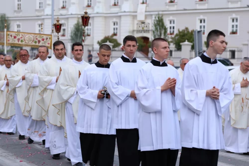 Tijelovska procesija ulicama grada Požege (FOTOGALERIJA)