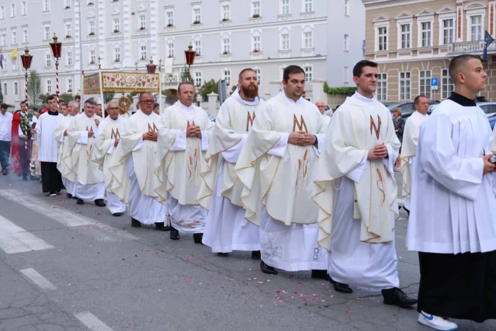 Tijelovska procesija ulicama grada Požege (FOTOGALERIJA)
