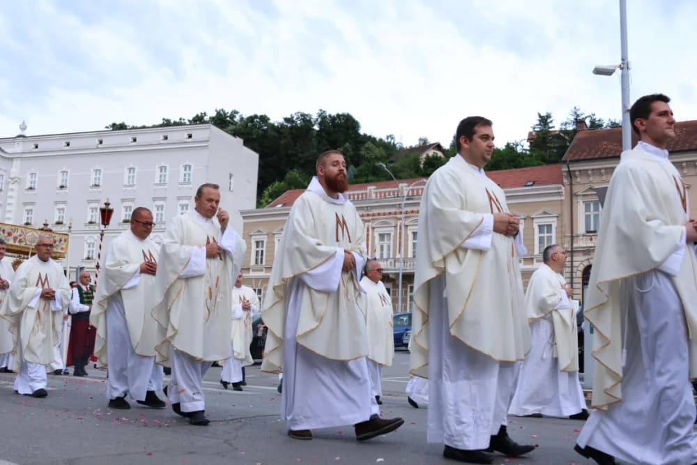 Tijelovska procesija ulicama grada Požege (FOTOGALERIJA)