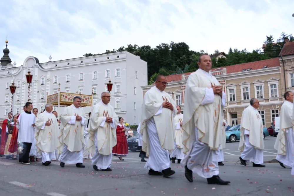 Tijelovska procesija ulicama grada Požege (FOTOGALERIJA)