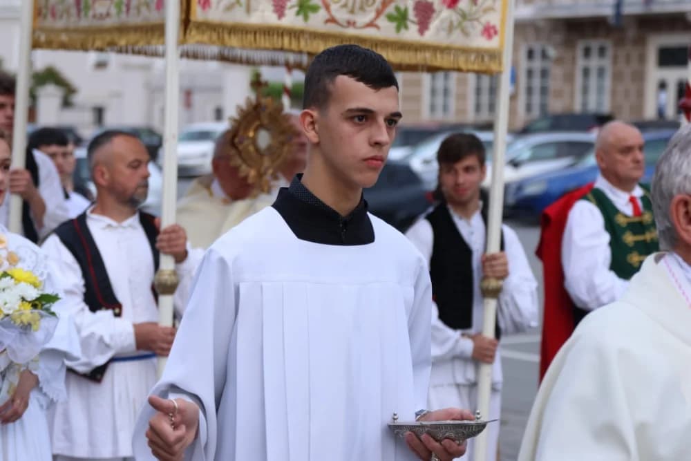 Tijelovska procesija ulicama grada Požege (FOTOGALERIJA)