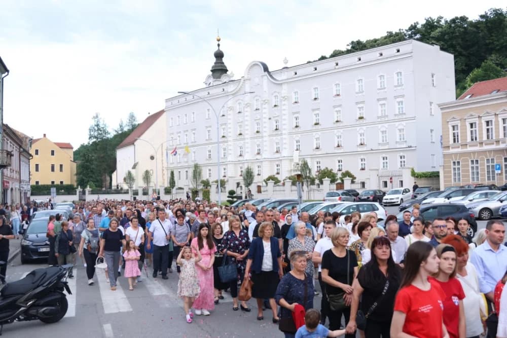 Tijelovska procesija ulicama grada Požege (FOTOGALERIJA)