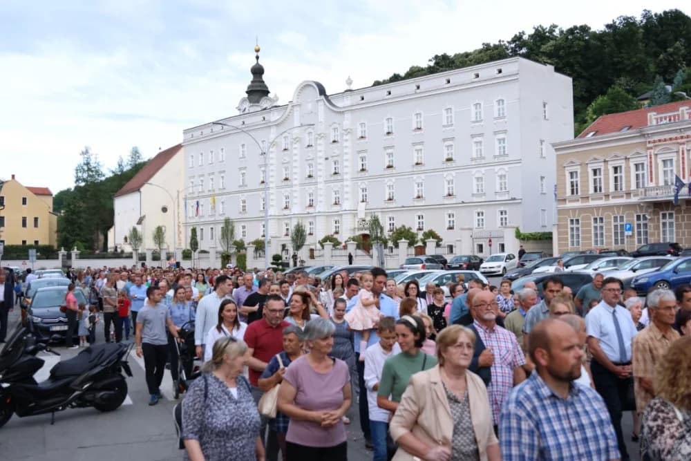 Tijelovska procesija ulicama grada Požege (FOTOGALERIJA)