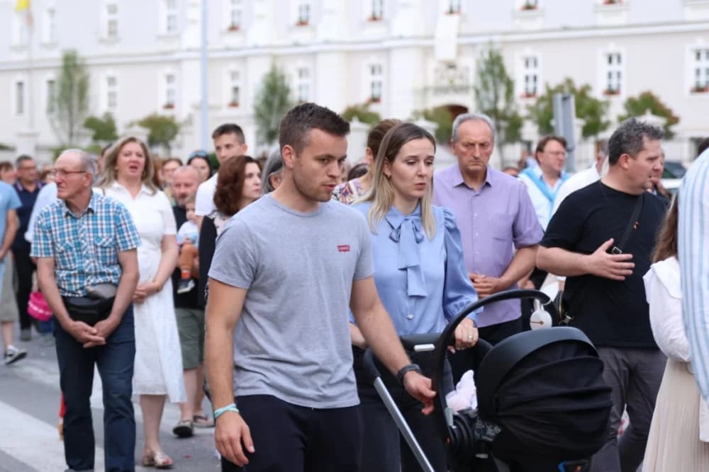 Tijelovska procesija ulicama grada Požege (FOTOGALERIJA)