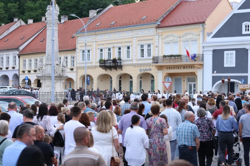 Tijelovska procesija ulicama grada Požege (FOTOGALERIJA)