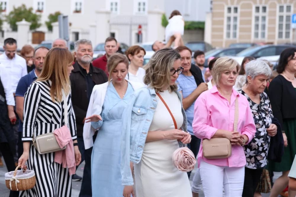 Tijelovska procesija ulicama grada Požege (FOTOGALERIJA)