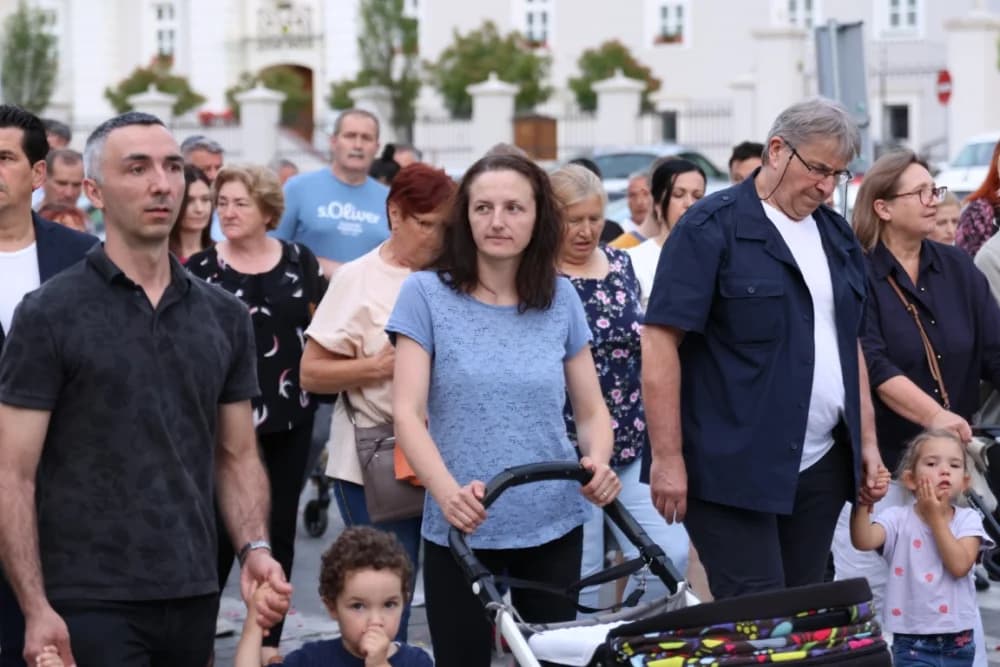 Tijelovska procesija ulicama grada Požege (FOTOGALERIJA)