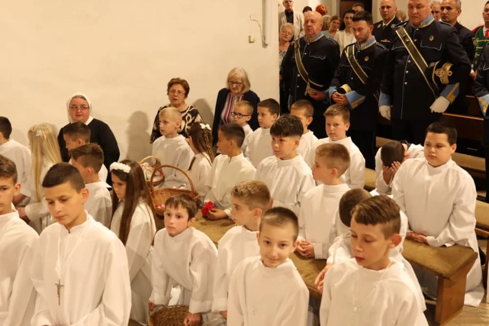 Tijelovska procesija ulicama grada Požege (FOTOGALERIJA)