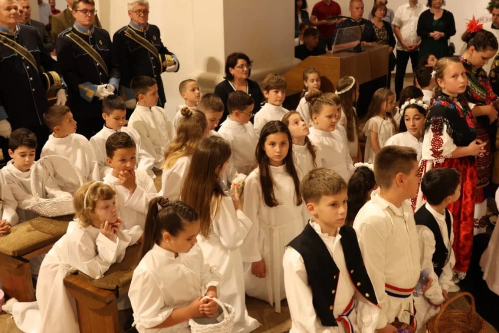 Tijelovska procesija ulicama grada Požege (FOTOGALERIJA)