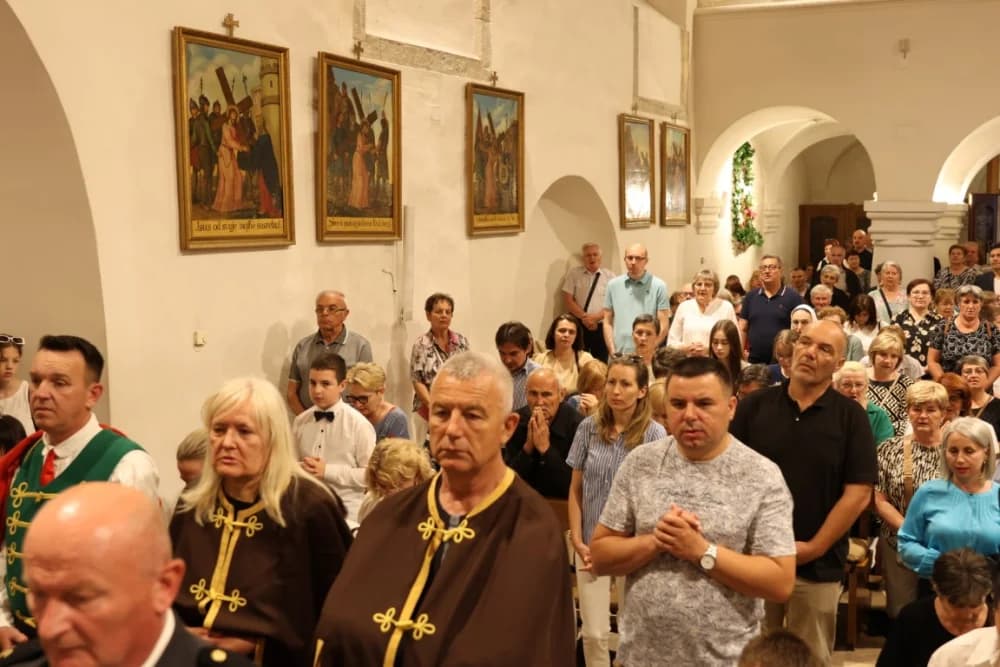 Tijelovska procesija ulicama grada Požege (FOTOGALERIJA)