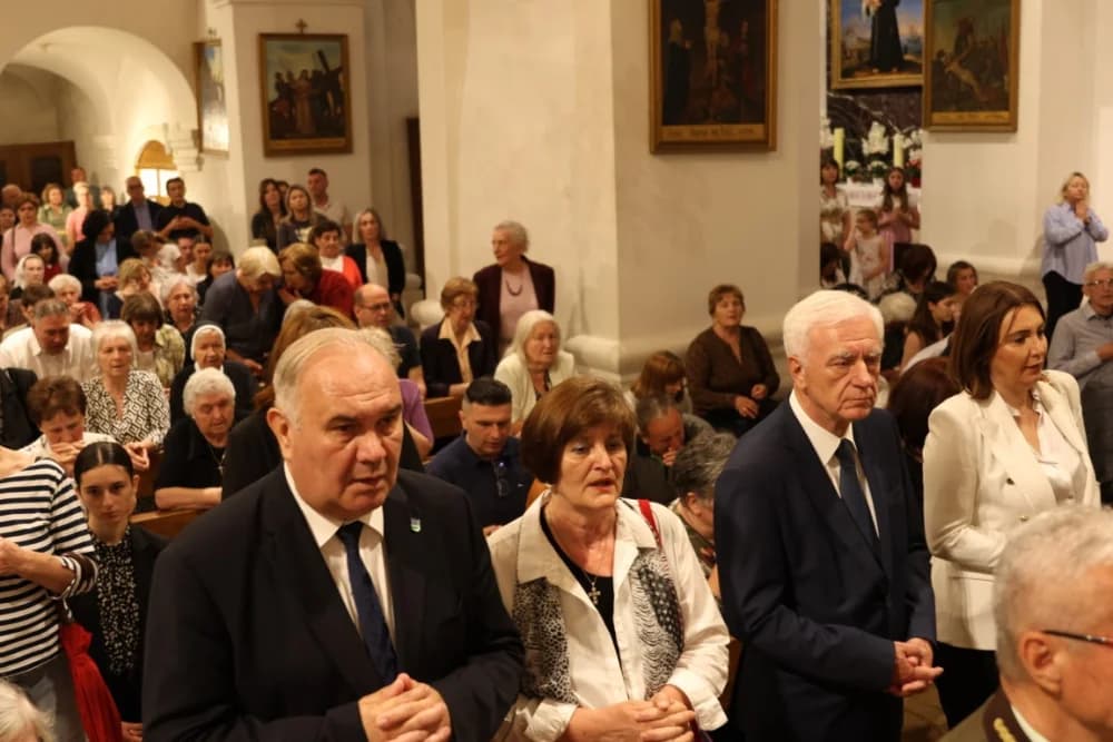 Tijelovska procesija ulicama grada Požege (FOTOGALERIJA)