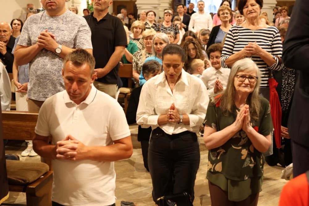 Tijelovska procesija ulicama grada Požege (FOTOGALERIJA)