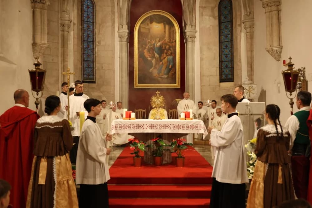 Tijelovska procesija ulicama grada Požege (FOTOGALERIJA)