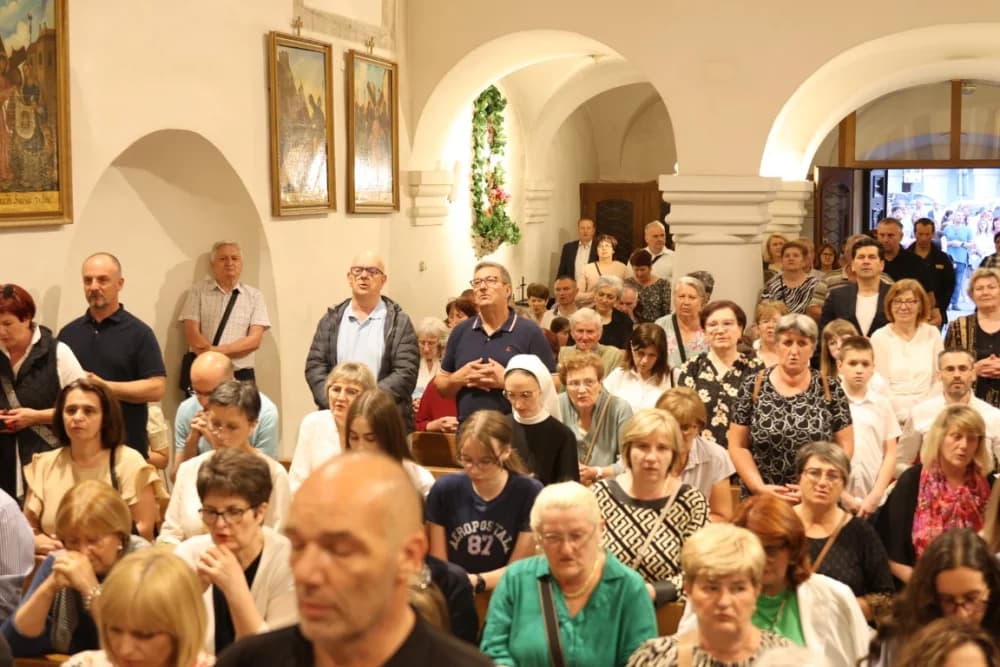 Tijelovska procesija ulicama grada Požege (FOTOGALERIJA)