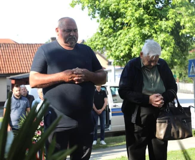 POVODOM DANA DRŽAVNOSTI U PLETERNICI: Ispred spomen-obilježja položeni vijenci poginulim hrvatskim braniteljima