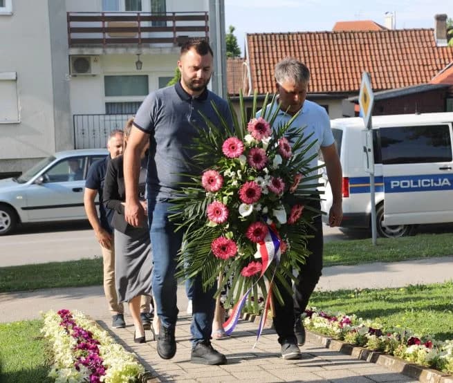 POVODOM DANA DRŽAVNOSTI U PLETERNICI: Ispred spomen-obilježja položeni vijenci poginulim hrvatskim braniteljima