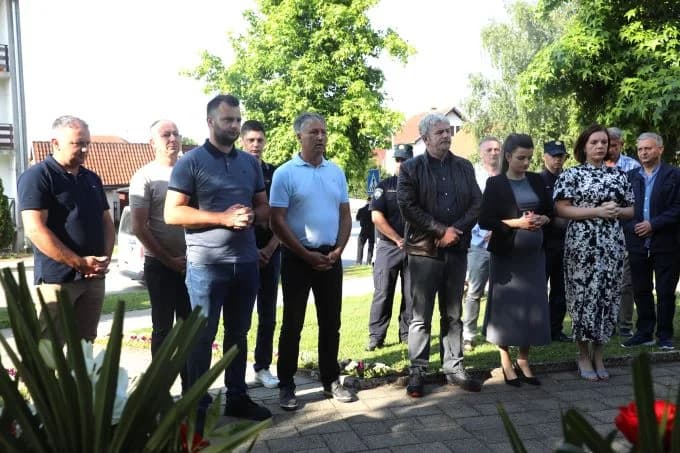 POVODOM DANA DRŽAVNOSTI U PLETERNICI: Ispred spomen-obilježja položeni vijenci poginulim hrvatskim braniteljima