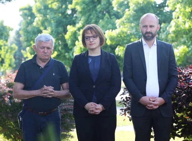 POVODOM DANA DRŽAVNOSTI U PLETERNICI: Ispred spomen-obilježja položeni vijenci poginulim hrvatskim braniteljima
