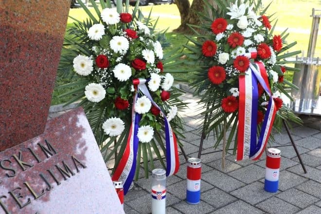 POVODOM DANA DRŽAVNOSTI U PLETERNICI: Ispred spomen-obilježja položeni vijenci poginulim hrvatskim braniteljima