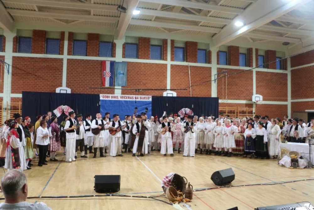 FOLKLOR U BRESTOVCU: KUD Berda na visini zadatka, a uz njih šest skupina prikazalo bogatstvo običaja